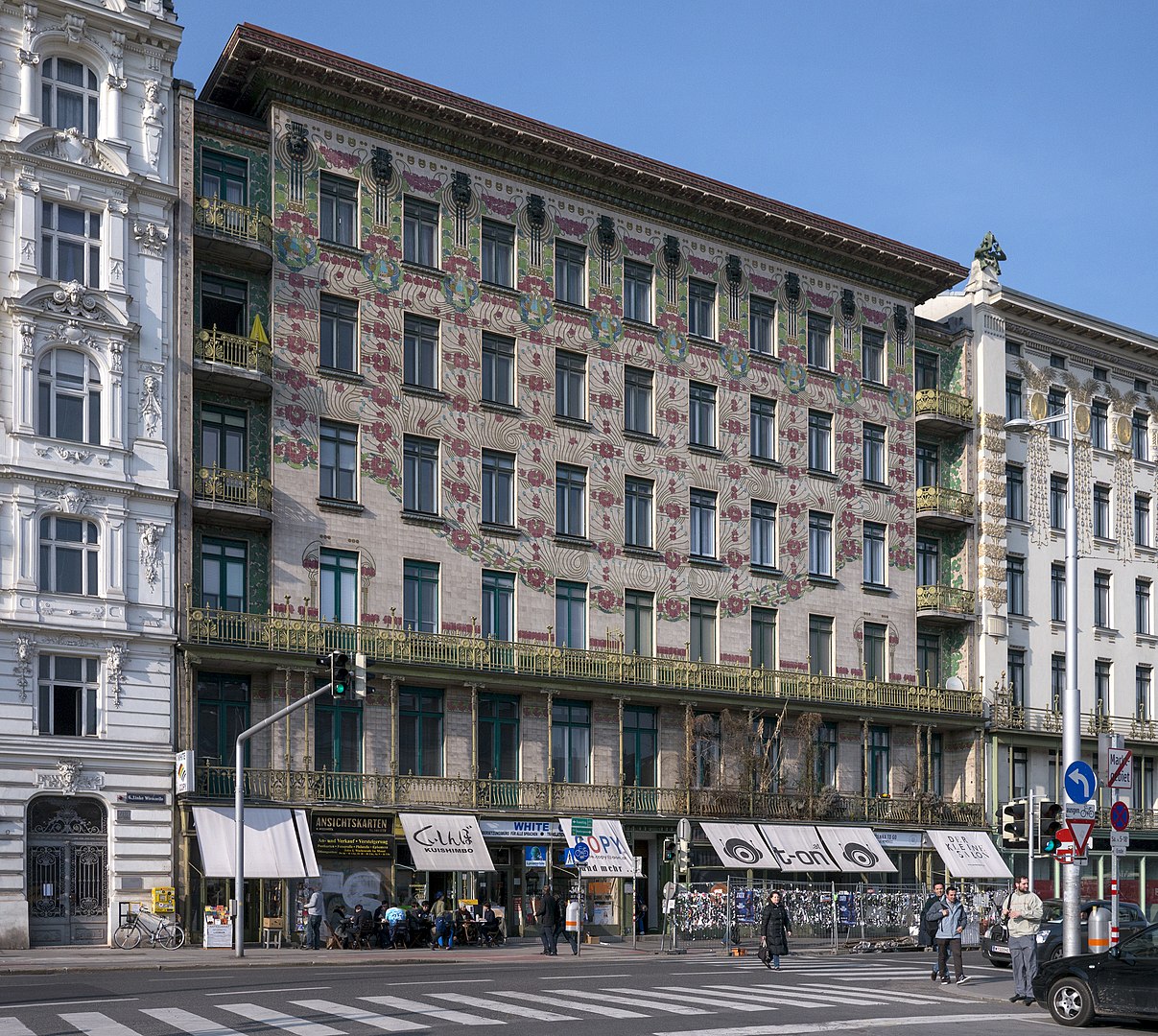 Otto Wagner, Majolikahaus, 1888-1889, Vienna, Austria. Photo by Thomas Ledl via Wikimedia Commons (CC BY-SA 4.0)