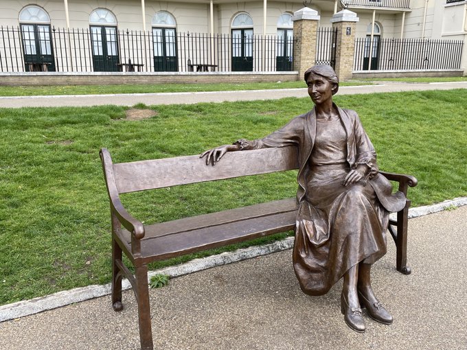 London statues: Laury Dizengremel, Virginia Woolf bench, 2022, Richmond-on-Thames. Photograph by Miranda France via X, 2023.
