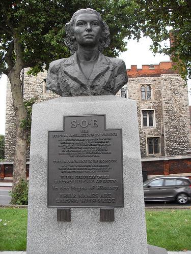 London statues: Karen Newman, Violette Szabo, 2009, London, UK. Artist’s website.
