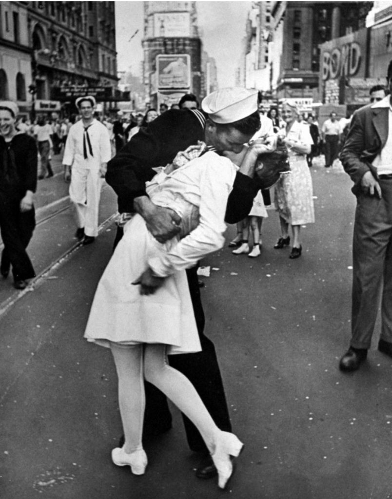 Amy Sherald: Alfred Eisenstaedt, VJ Day in Times Square, New York City, 1945, printed 1979, Museum of Fine Arts, Houston, TX, USA.
